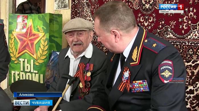 Сотрудники МВД поздравляют своих ветеранов