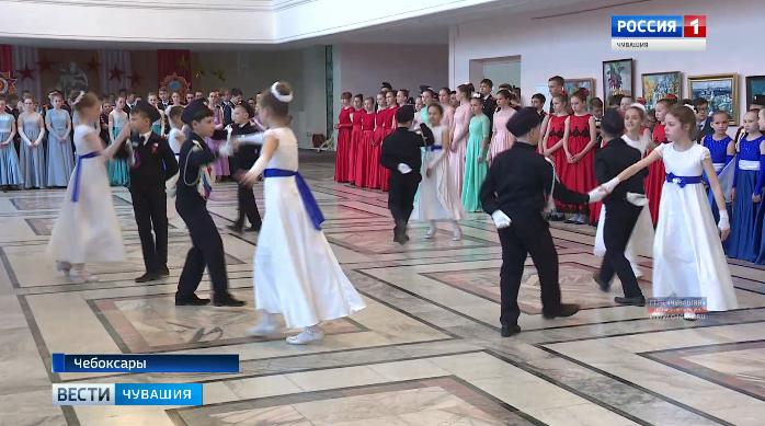 Кадеты чебоксарских школ станцевали традиционный «Вальс Победы» на  балу во Дворце детского и юношеского творчества 