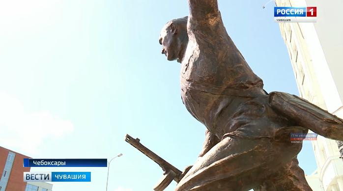 В канун Дня Победы в Чебоксарах установили памятник Герою Советского Союза Алексею Логинову