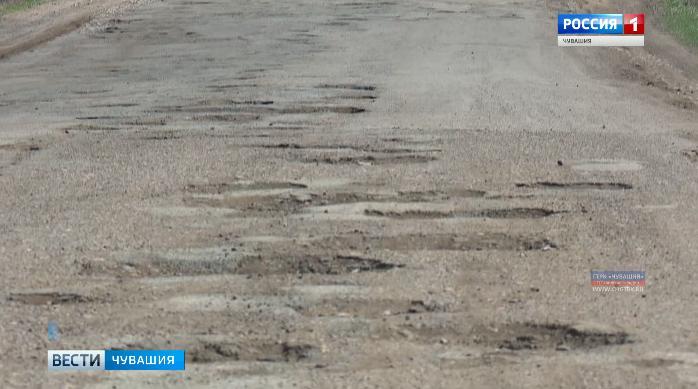 Ямы да колдобины: жители нескольких деревень устали добираться до Урмар на работу по разрушившейся дороге 