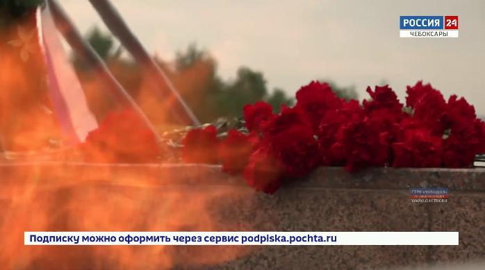 Высокие гости, принимающие участие в заседании Совета по межрегиональному сотрудничеству в Чебоксарах, возложили цветы к Вечному огню у Монумента воинской славы