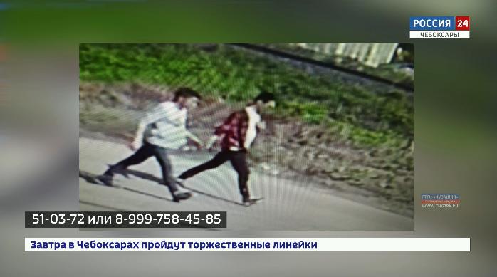 Розыск: сотрудники уголовного розыска устанавливают личность двух молодых  людей, открыто похитивших сумку у женщины 