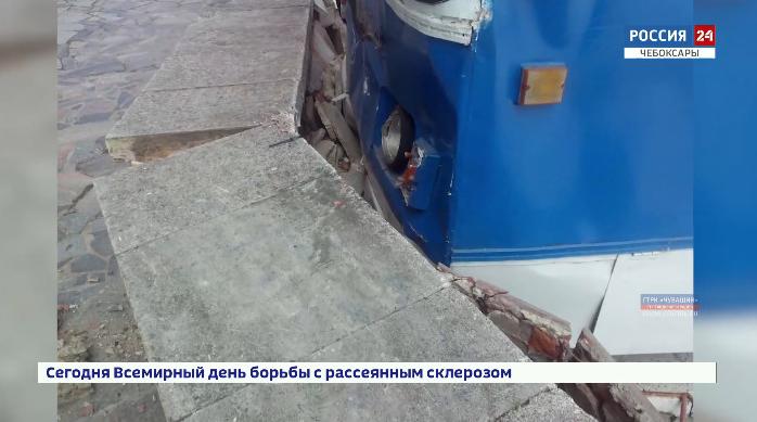 В Чебоксарах троллейбус врезался в парапет на Красной площади
