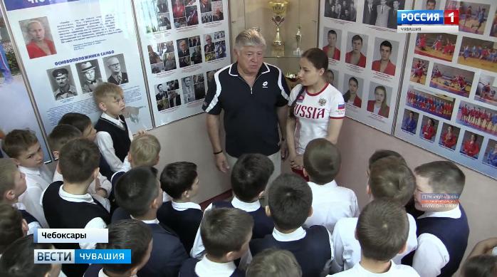 Вице-президент Всероссийской федерации самбо Евгений Селиванов провел открытый урок для ребят профильного класса второй чебоксарской школы 