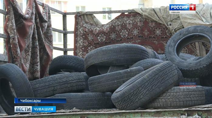Из чебоксарских дворов вывозят автомобильные покрышки, мешающие парковке 