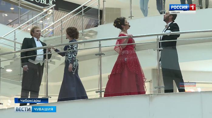 Артисты Театра оперы и балета показали посетителям торгового центра фрагменты из оперетты «Весёлая вдова»