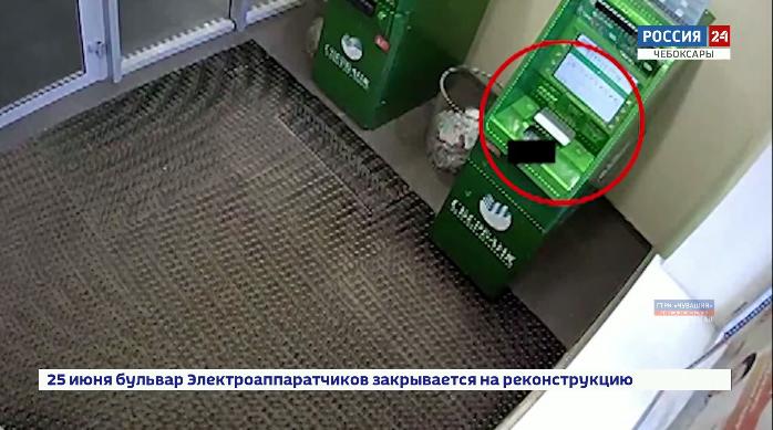 В Чебоксарах женщина забрала чужие деньги из банкомата 