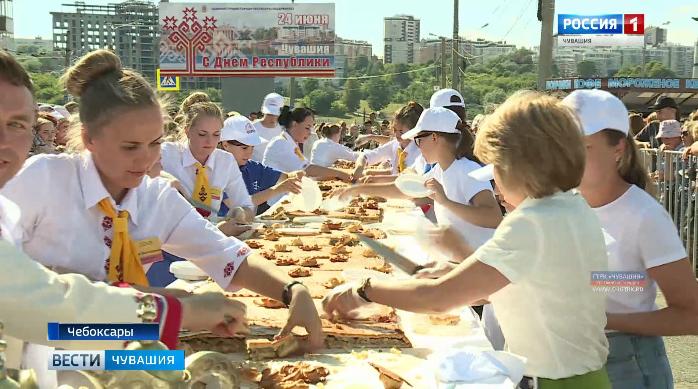 300-килограммовый пирог хуплу стал украшением Всечувашского Акатуя