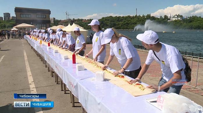 На выставке «Регионы – сотрудничество без границ» приготовили самую длинную в стране шаурму