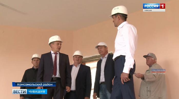 Михаил Игнатьев осмотрел ремонт и строительство образовательных учреждений в селе Урмаево Комсомольского района