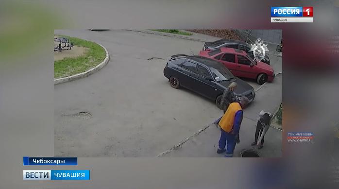 В Чебоксарах маленькая девочка упала в канализационный люк