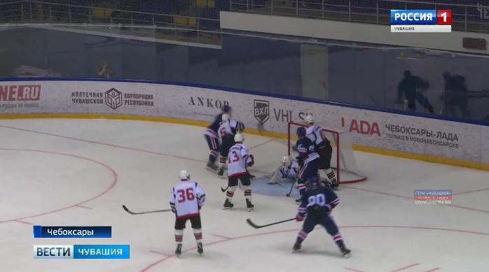  Хоккейный клуб «Чебоксары» на домашнем льду переиграл коллег из   саратовского  «Кристалла»
