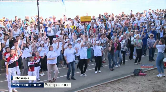 Юбилейный городской праздник начался с массовой «Зарядки со звездой»