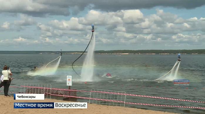 Гвоздём программы водного шоу на Московской набережной стало выступление флайбордистов
