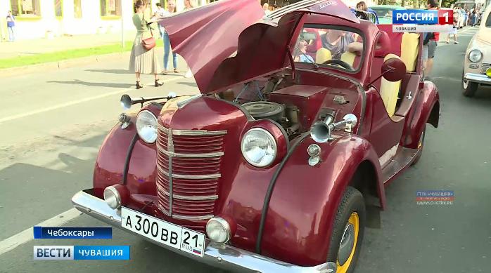 Первый троллейбус, желтая милицейская копейка, мусоровоз прошлого века: раритетные и современные машины представили на городском параде техники