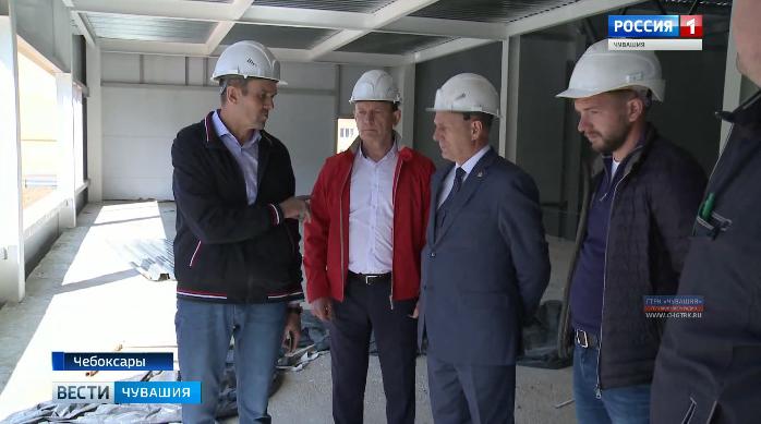 Михаил Игнатьев проинспектировал ход строительства регионального центра по хоккею в чебоксарском кадетском корпусе 