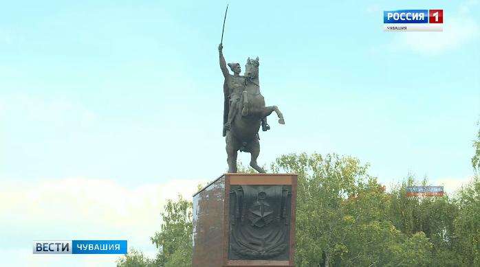  Память о легендарном комдиве жива: чебоксарцы возложили цветы к памятнику Василия Чапаева