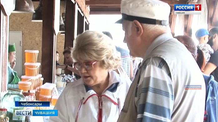 Горожане запасаются овощами на ярмарках сельхозпродукции