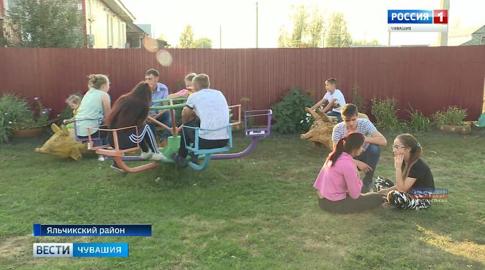 Многодетные родители из Яльчикского района воспитывают восемь приёмных детей 