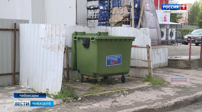 Мусорный бак как яблоко раздора: жители двух чебоксарских домов добиваются переноса контейнерной площадки из-под своих окон