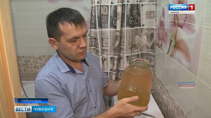 Помыться и не загрязниться: в Чебоксарах из кранов одного из многоквартирных домов с лета течет грязная жижа