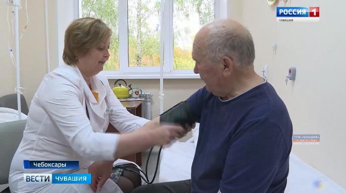 Cкандинавская ходьба, лечение теплом, лазерная терапия: в Чувашии продолжает работу гериатрический центр