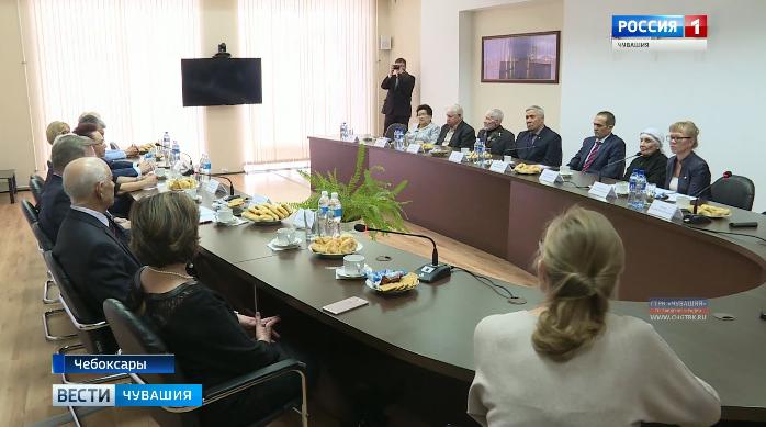 За чашкой чая: Михаил Игнатьев в неформальной обстановке пообщался с ветеранами труда