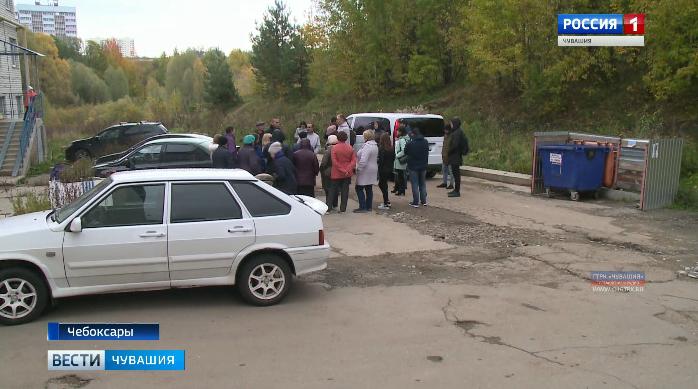 Грязь, ямы и строительный мусор: жители одного из чебоксарских домов уже три года ждут благоустройства прилегающей территории