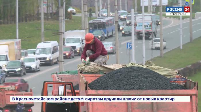 В Чебоксарах идет ремонт асфальтного покрытия Сугутского моста
