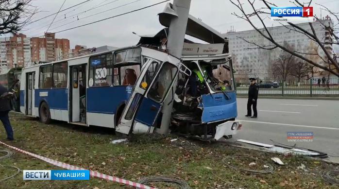 На проспекте Тракторостроителей в Чебоксарах троллейбус врезался в столб