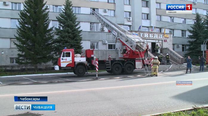 Сотрудники МЧС отработали навыки тушения пожара в здании ГИБДД в Чебоксарах