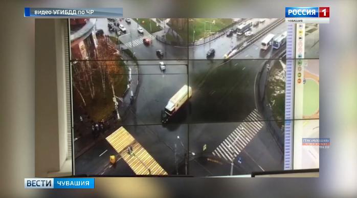 В центре Чебоксар большегруз «без тормозов» спровоцировал крупное ДТП  