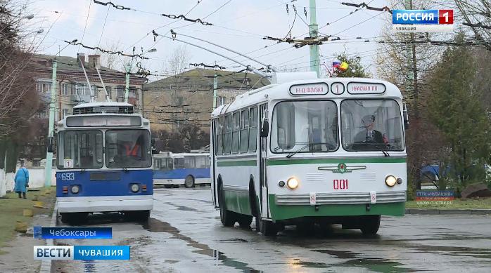По Чебоксарам начал курсировать ретро-троллейбус