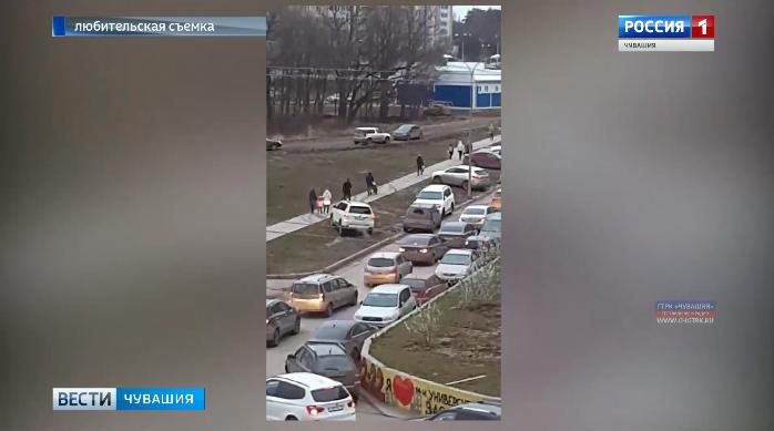 В микрорайоне «Университет» нерадивые водители объезжают пробки по тротуару