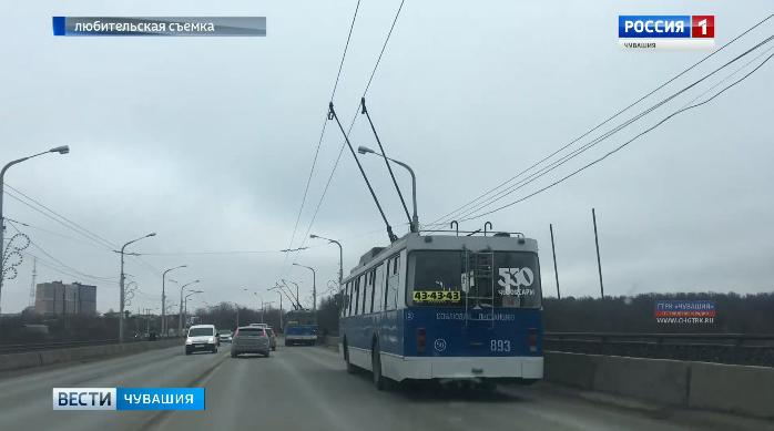 В центре Чебоксар остановилось движение троллейбусов