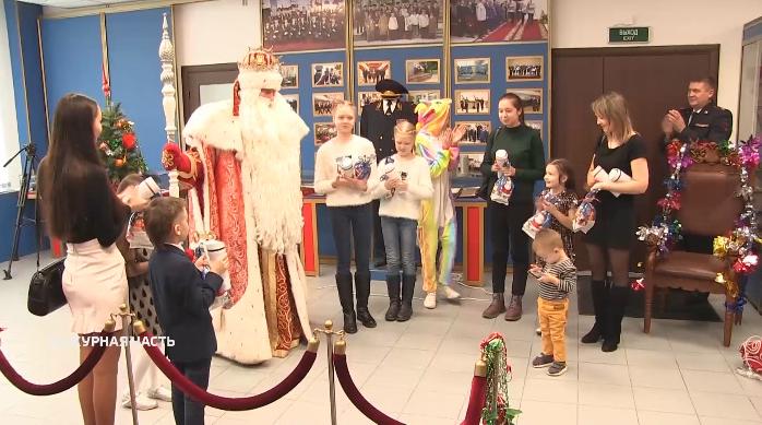 Дед Мороз из Великого Устюга навестил в Чебоксарах детей сотрудников полиции, погибших при исполнении служебного долга 