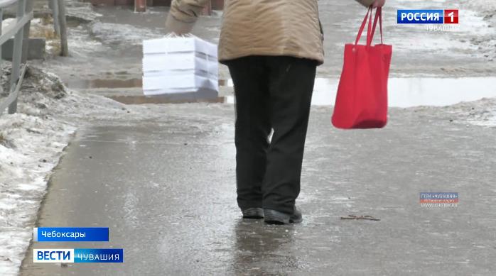 Сегодня улицы и тротуары Чебоксар покрылись сплошной коркой льда