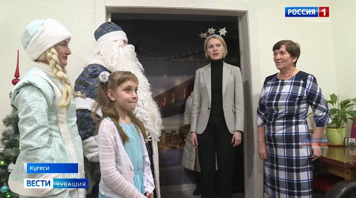 Депутат Госдумы Алена Аршинова вместе с Дедом Морозом поздравила детей с наступающим Новым годом 