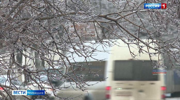 Жители республики уже третий день страдают от гололедицы