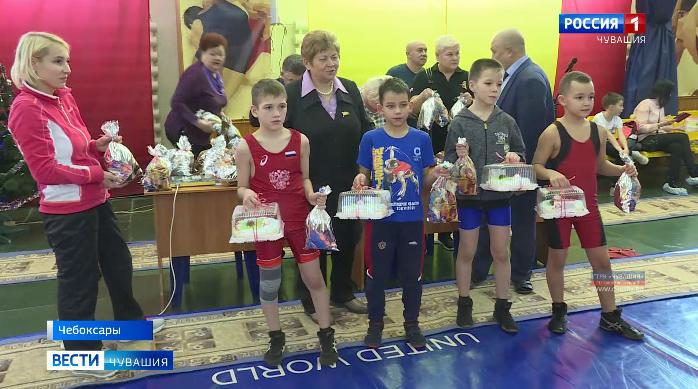 На призы Деда Мороза: в Чебоксарах состоялся турнир по вольной борьбе для юных спортсменов