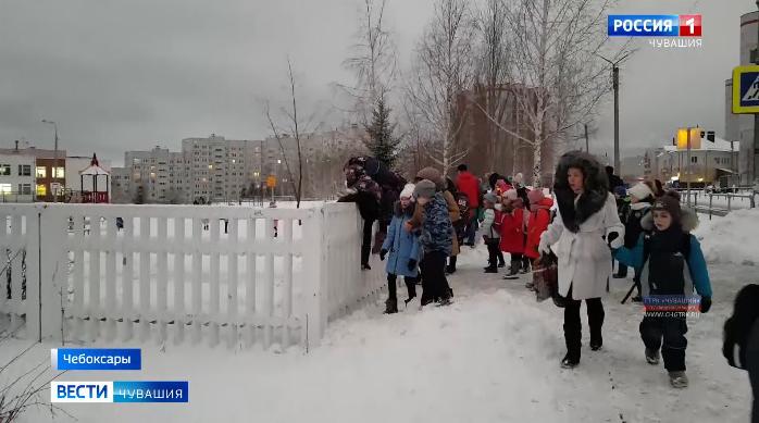 Ребятам одной из чебоксарских школ пришлось проникать на территорию учебного заведения через забор