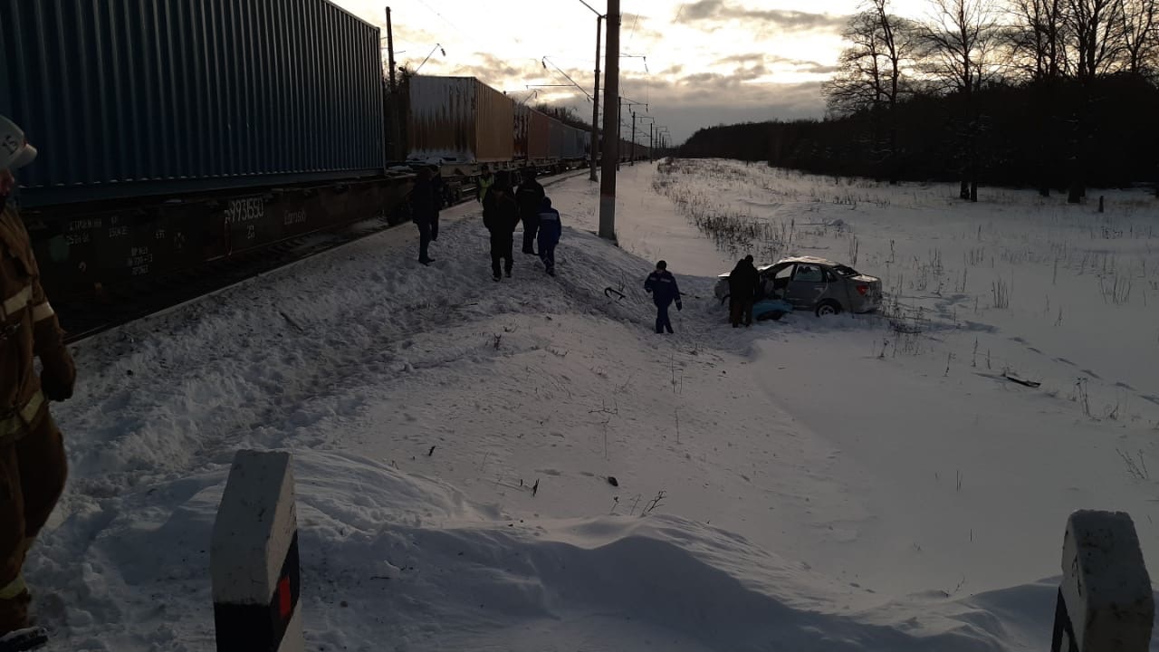 В Чувашии в Канашском районе легковой автомобиль столкнулся с товарным поездом. Водитель погиб 