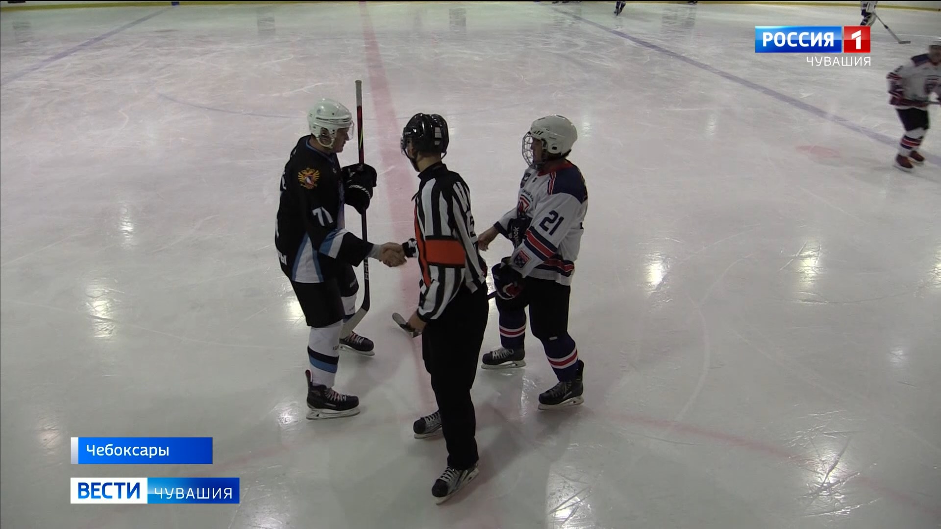   В Чувашии хоккеисты-любители продолжают борьбу за награды первенства республики 