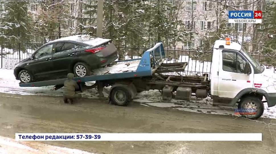  В Чебоксарах эвакуируют брошенные на дорогах машины 