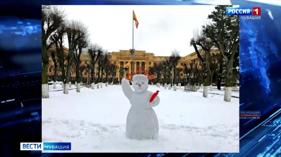   В центре Чебоксар появился снеговик, намоминающий Статую Свободы