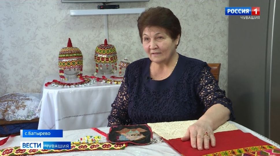  Чувашская мастерица всю жизнь вышивает картины 