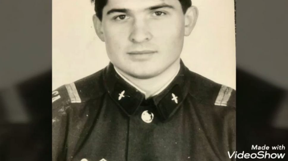     Дембельский альбом к 23 февраля: кто из российских политиков и звезд отслужил в армии    