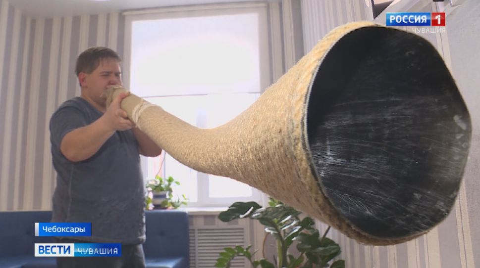  В Чебоксарах музыкант-самоучка освоил игру на аборигенском диджериду 