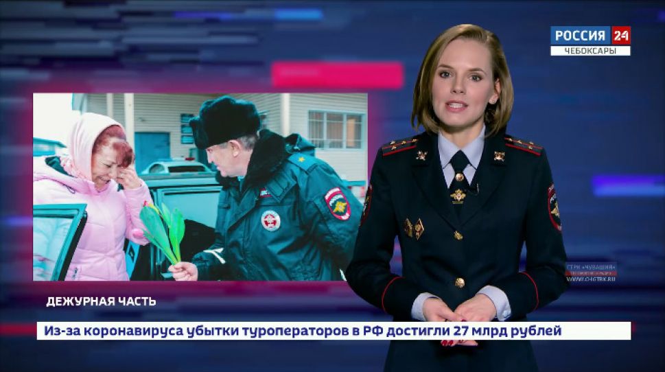 В канун 8 марта чувашские инспекторы ГИБДД преподносят женщинам-водителям цветы