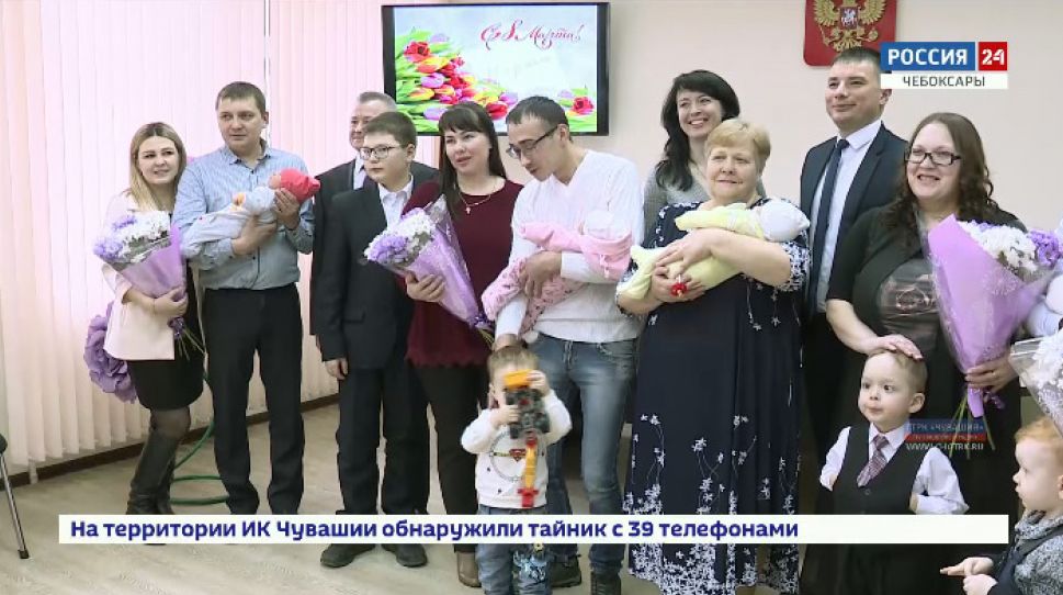 Первые 4 семьи в Чебоксарах получили сертификаты на увеличенный материнский капитал 